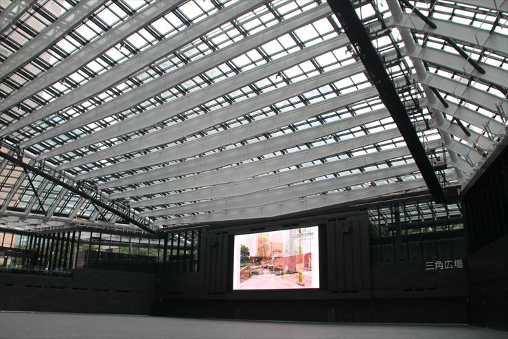新宿住友ビル・三角広場」西新宿に巨大アトリウム空間 おすすめグルメを紹介 - 日本の観光情報メディア