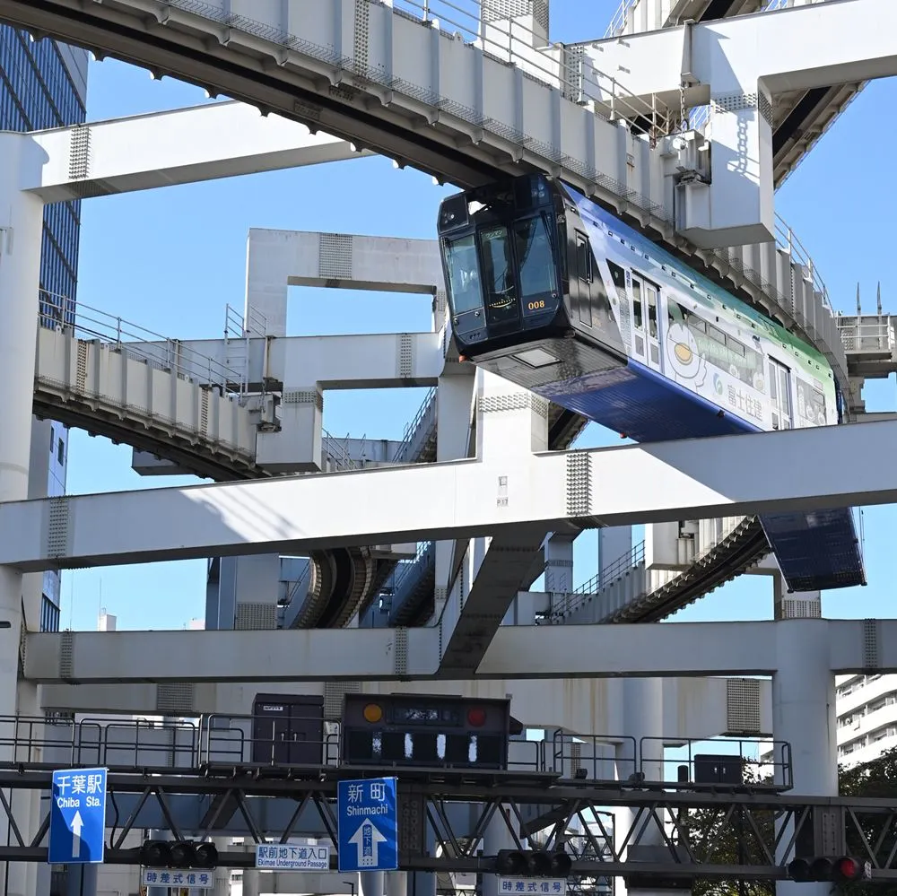 千葉市の空を走るモノレール