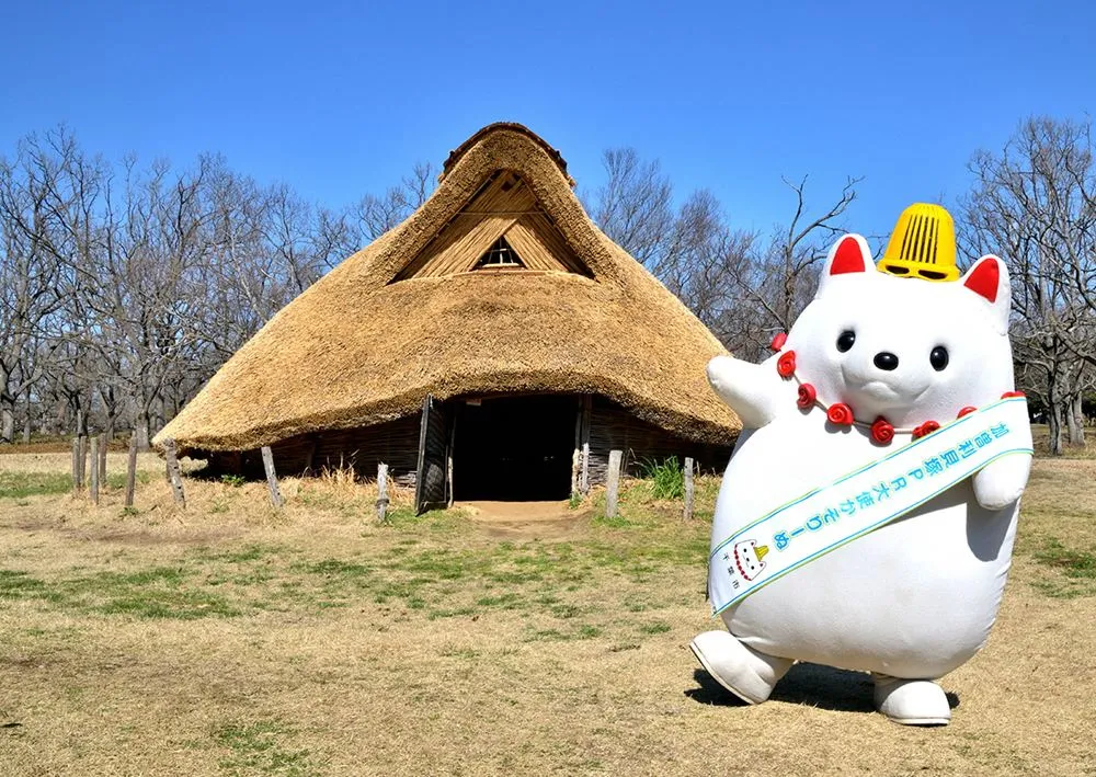 マスコットのカソリーヌと竪穴住居跡